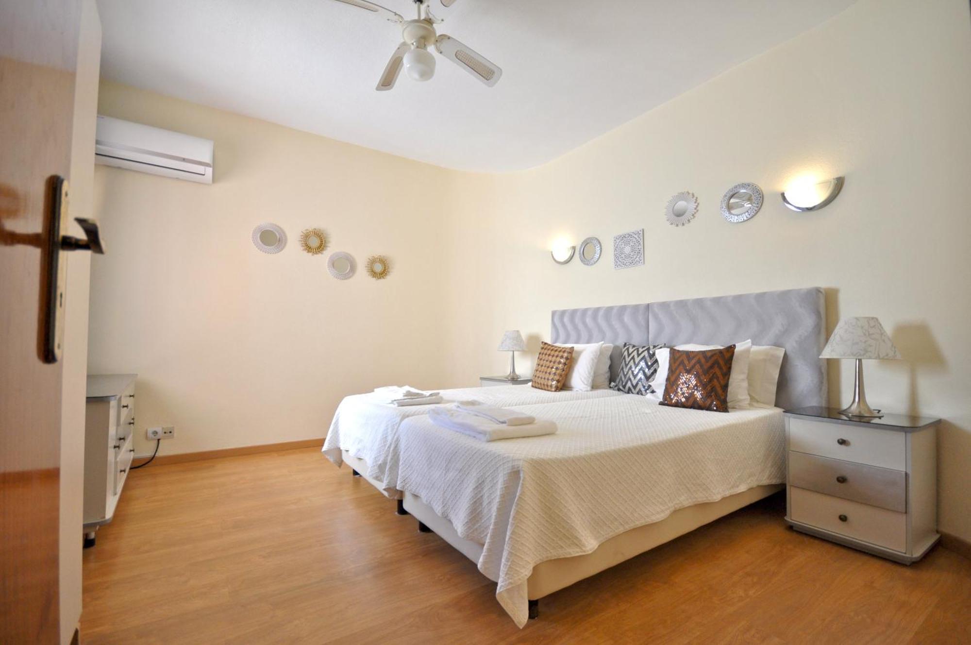 Walking Distance To The Centre - Snooker Table - Private Pool - 5 Bedrooms Quarteira Exterior foto