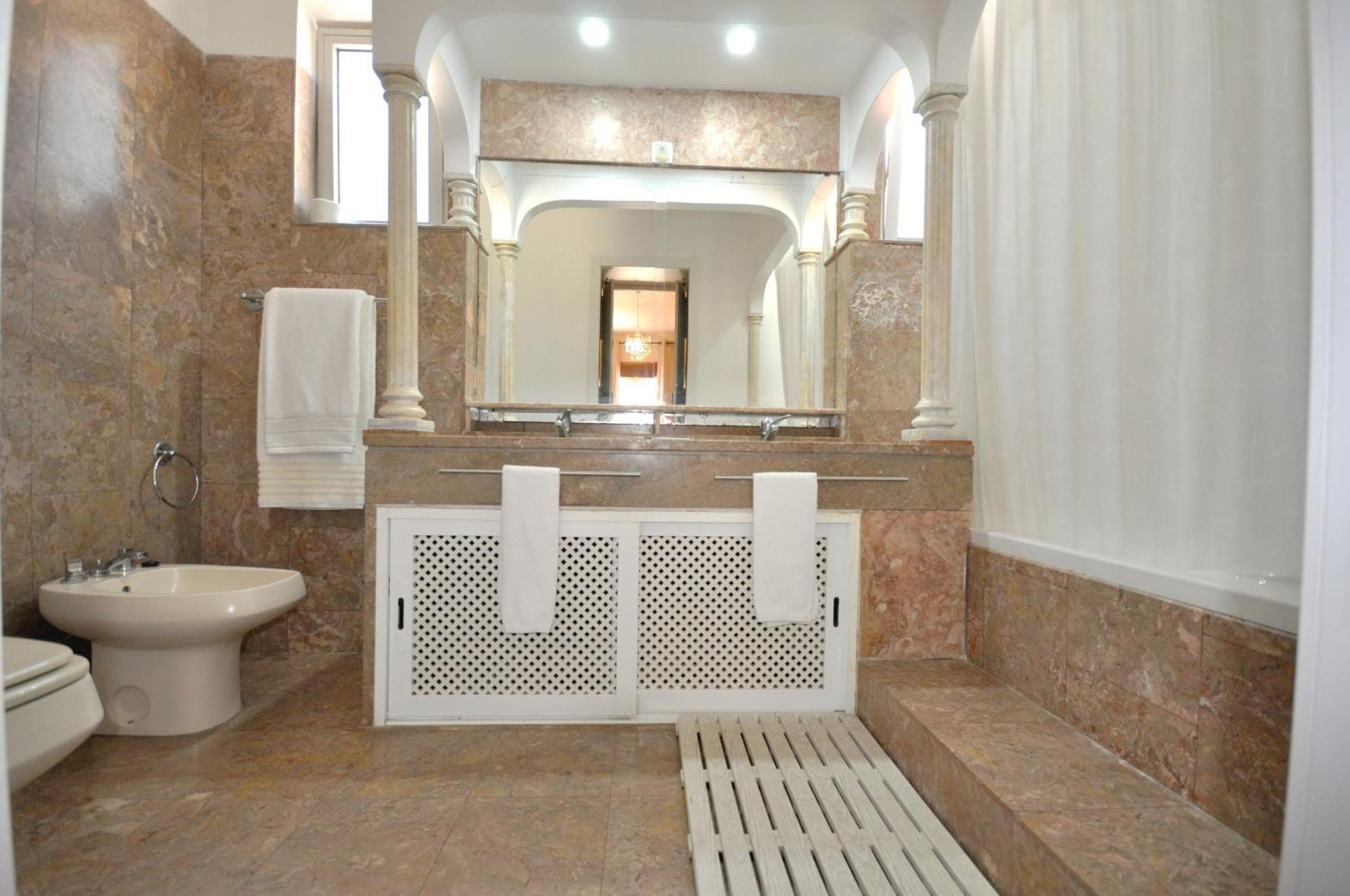 Walking Distance To The Centre - Snooker Table - Private Pool - 5 Bedrooms Quarteira Exterior foto